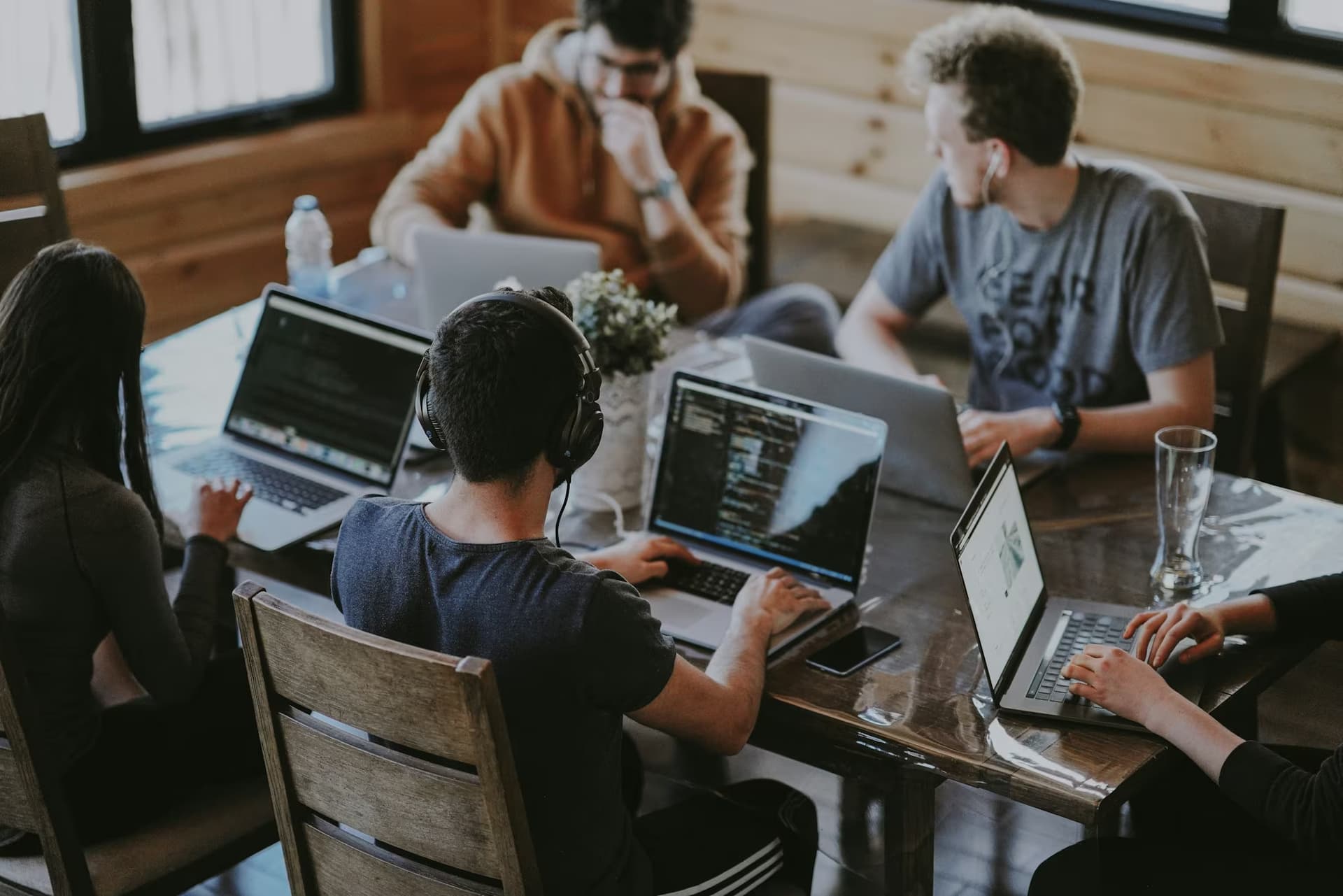 Groenewold IT Solutions Team bei der Projektarbeit im Büro in Leer – Ansprechpartner und Autoren