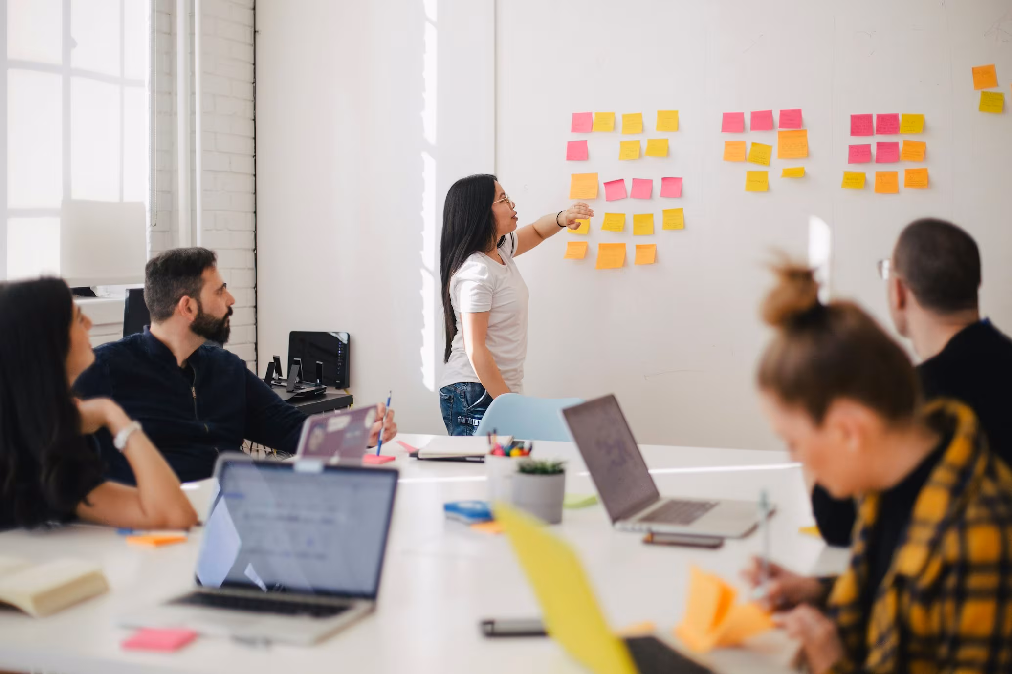 IT-Sicherheit im Mittelstand – Serverraum mit Sicherheitsmonitoring